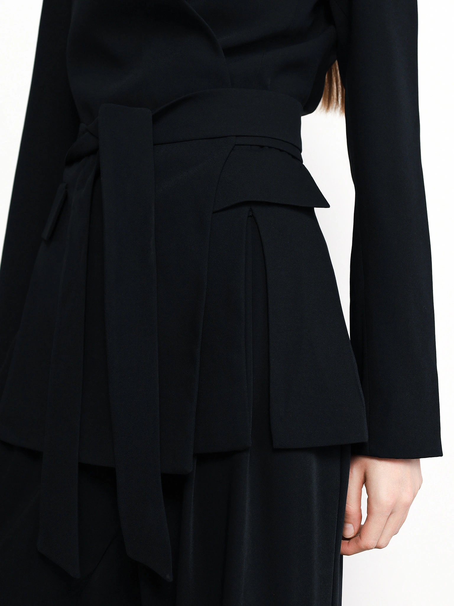 Жакет черного цвета прямого кроя с имитацией карманов